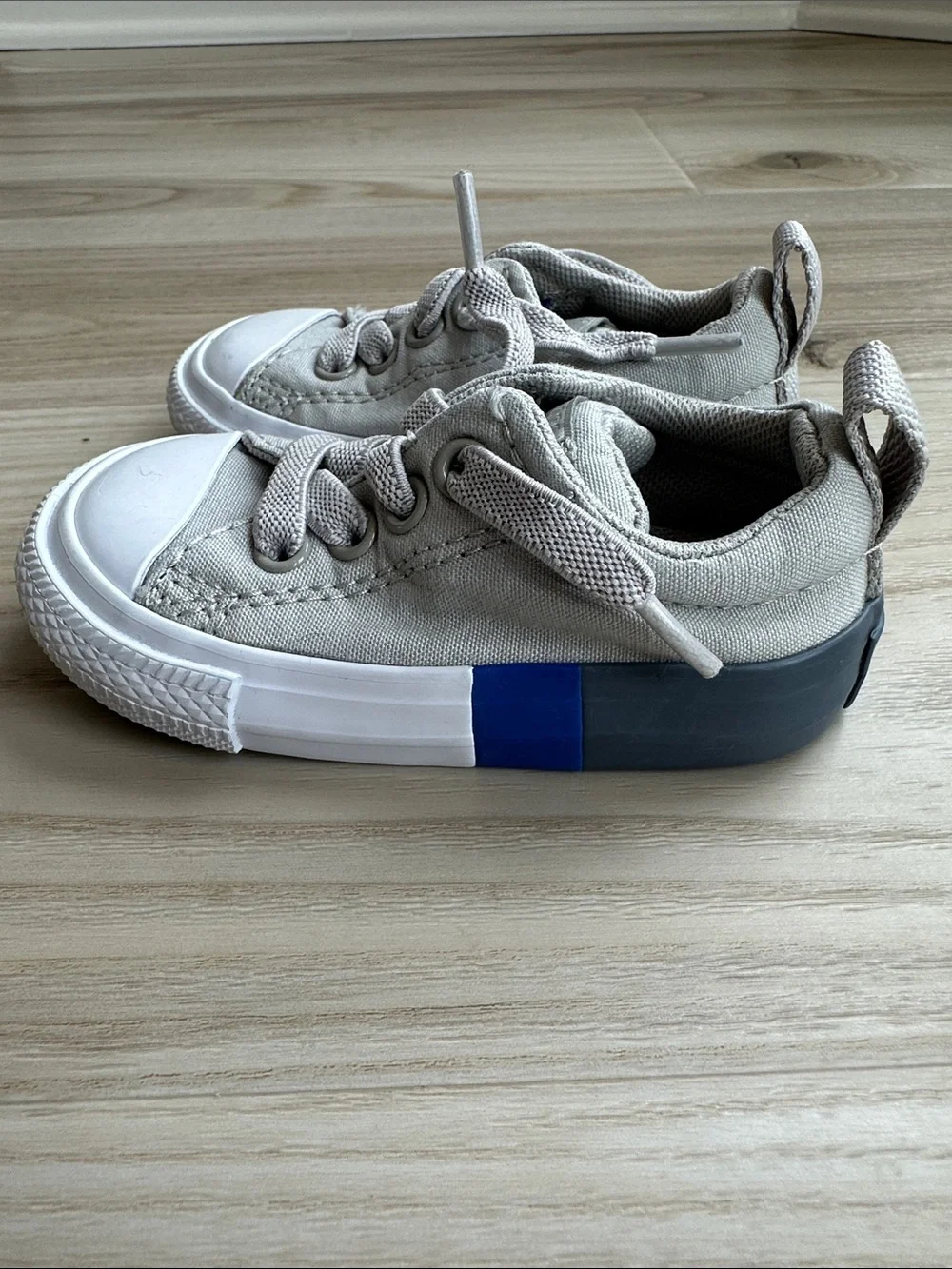 Converse Toddler Sneakers in Light Gray and White